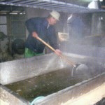 サトウキビの搾り汁（糖水）を炊き上げる